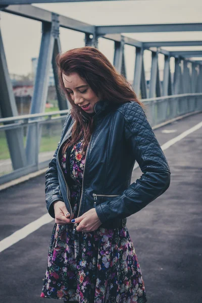 Mooi meisje die zich voordeed op een brug — Stockfoto