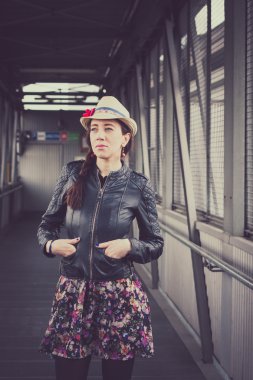 şapkasını ve ceket deri poz güzel kızla