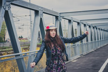 güzel bir kız bir köprü üzerinde dans