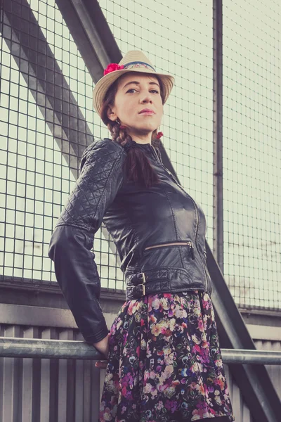 Chica bonita con sombrero y chaqueta de cuero posando — Foto de Stock