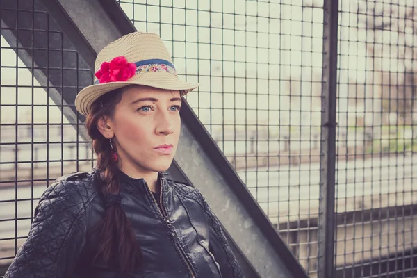 Chica bonita con sombrero y chaqueta de cuero posando —  Fotos de Stock