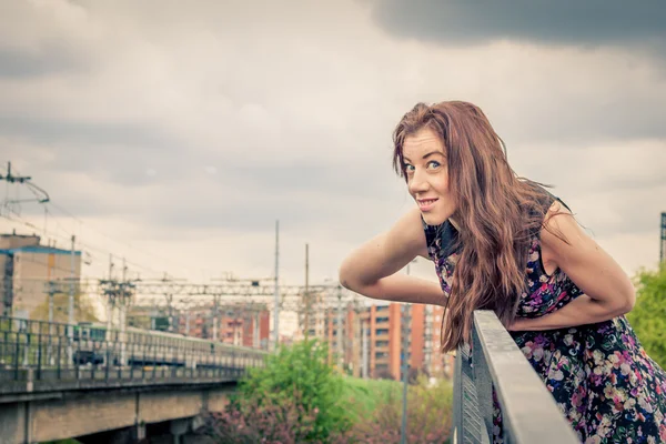 Όμορφη κοπέλα ποζάρει στη γέφυρα του σιδηροδρόμου — Φωτογραφία Αρχείου
