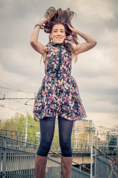 Chica bonita posando en el puente del ferrocarril — Foto de Stock