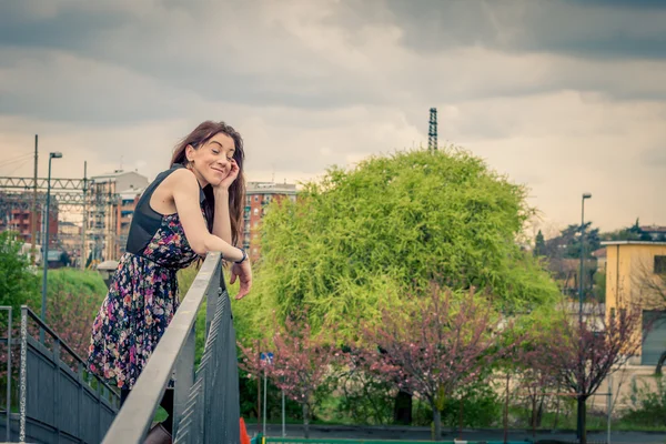 Demiryolu köprüsü üzerinde poz güzel kız — Stok fotoğraf