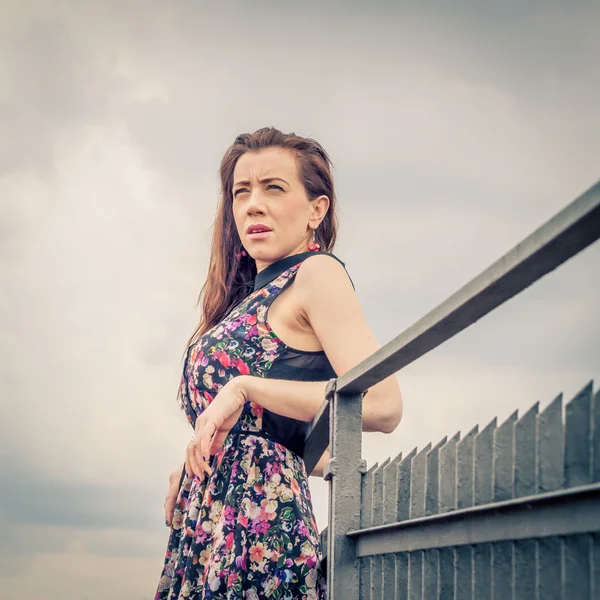 Mooi meisje die zich voordeed op spoorwegbrug — Stockfoto