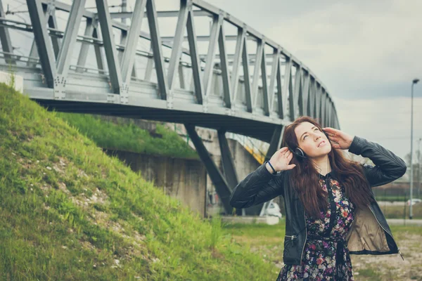 Gadis cantik dengan rambut panjang mendengarkan musik — Stok Foto