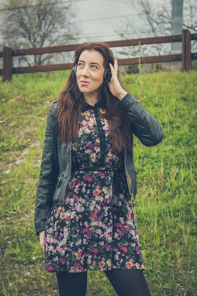 Menina bonita com cabelos longos ouvindo música — Fotografia de Stock