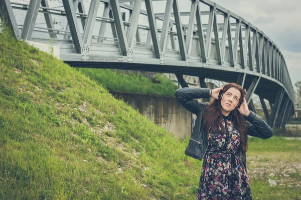 Söt flicka med långt hår som lyssnar på musik — Stockfoto