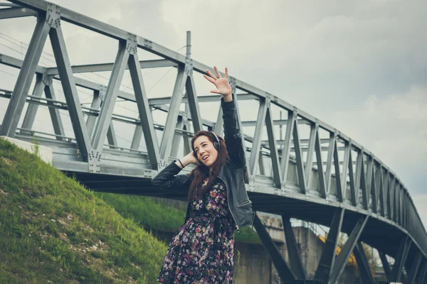 Bella ragazza con i capelli lunghi ascoltando musica — Foto Stock