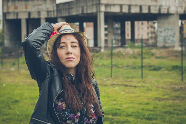 Pretty girl with long hair posing in the street — Stock Photo, Image