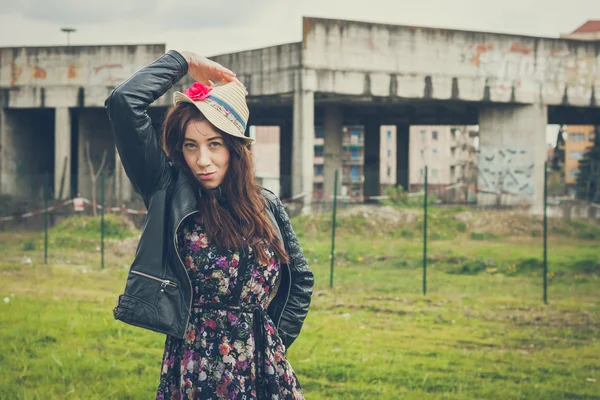 Pretty girl with long hair posing in the street — Stock Photo, Image