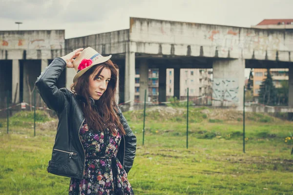 Pretty girl with long hair posing in the street — Stock Photo, Image