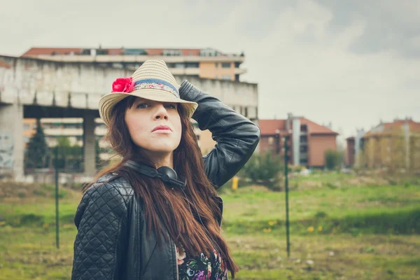 Bella ragazza con i capelli lunghi in posa in strada — Foto Stock