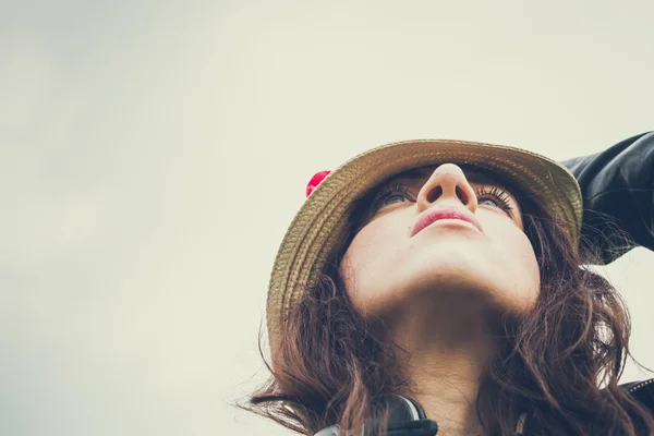 Ritratto di bella ragazza con cappello — Foto Stock