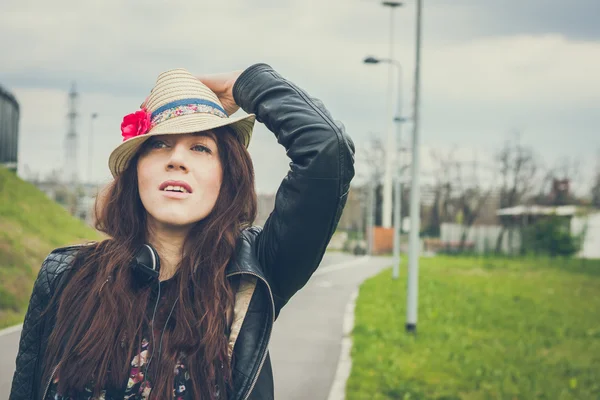 Pretty girl with long hair posing in the street — Stock Photo, Image