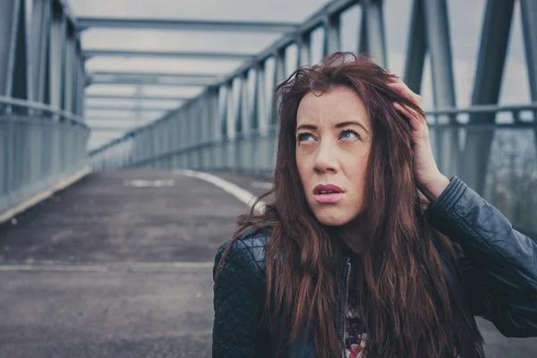 Pretty girl sitting in the middle of the street — Stock Photo, Image