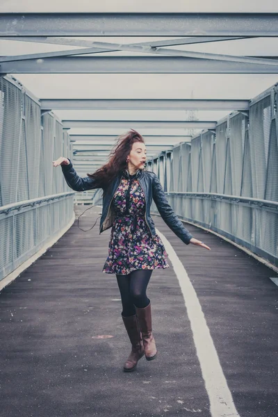 Bella ragazza che cammina felice su un ponte — Foto Stock