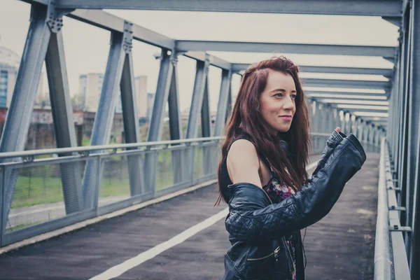 Hübsches Mädchen posiert auf einer Brücke — Stockfoto