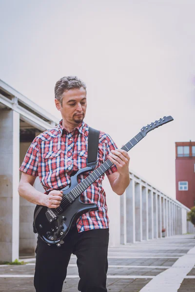Εν ολίγοις άνθρωπο μανίκι πουκάμισο παίζει ηλεκτρική κιθάρα — Φωτογραφία Αρχείου