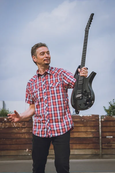 Mann im kurzärmeligen Hemd mit E-Gitarre — Stockfoto