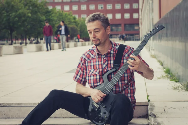 Εν ολίγοις άνθρωπο μανίκι πουκάμισο παίζει ηλεκτρική κιθάρα — Φωτογραφία Αρχείου