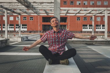 Açık oturan kısa kollu gömlekli adam