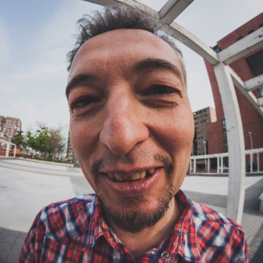 bozuk olan keçi sakallı bir adam portresi