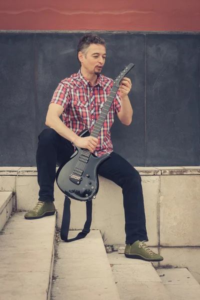 Homem de manga curta camisa tocando guitarra elétrica — Fotografia de Stock