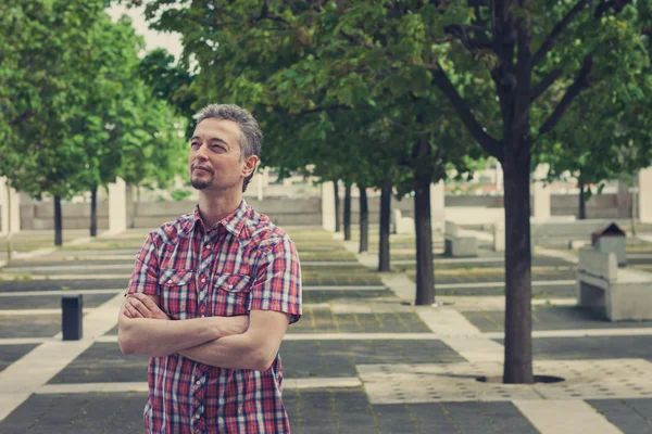 Man in short sleeve shirt standing in the street — Stock Photo, Image