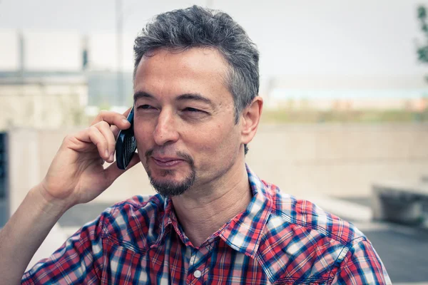 Man in short sleeve shirt talking on phone — Stock Photo, Image