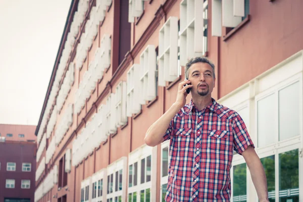 Mann i kort erme-skjorte som snakker i telefonen – stockfoto