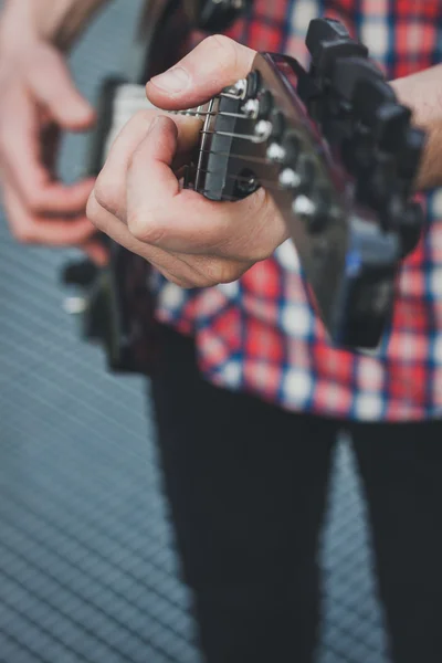 Detail der Finger beim Spielen der E-Gitarre — Stockfoto