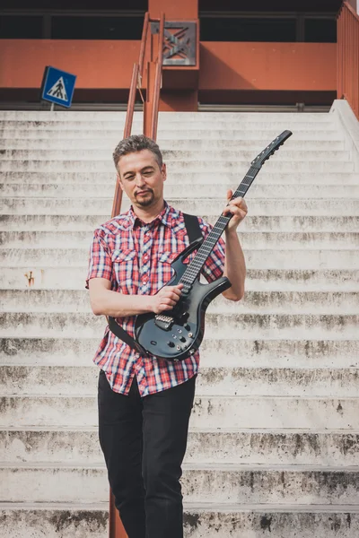 Man in short sleeve shirt playing electric guitar — Stock Photo, Image