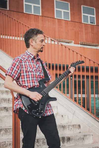 Homem de manga curta camisa tocando guitarra elétrica — Fotografia de Stock