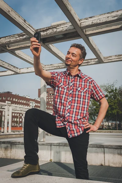 Hombre con camisa de manga corta tomando una selfie — Foto de Stock