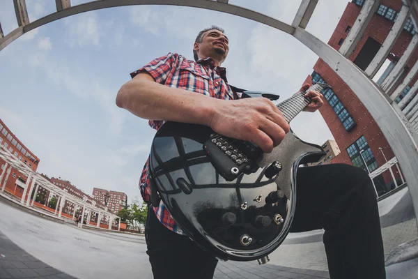 Homem de manga curta camisa tocando guitarra elétrica — Fotografia de Stock