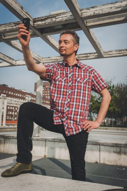 bir selfie alarak kısa kollu gömlekli adam