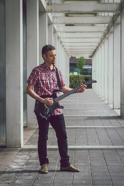 Homem de manga curta camisa tocando guitarra elétrica — Fotografia de Stock