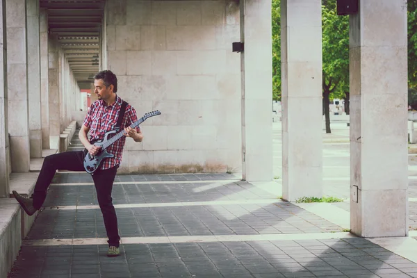 Man in short sleeve shirt playing electric guitar — 图库照片