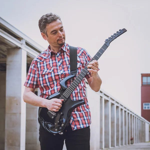 Homem de manga curta camisa tocando guitarra elétrica — Fotografia de Stock