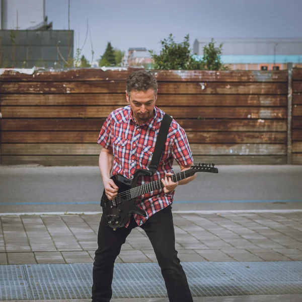 要するにエレキギターを弾き長袖シャツを男します。 — ストック写真
