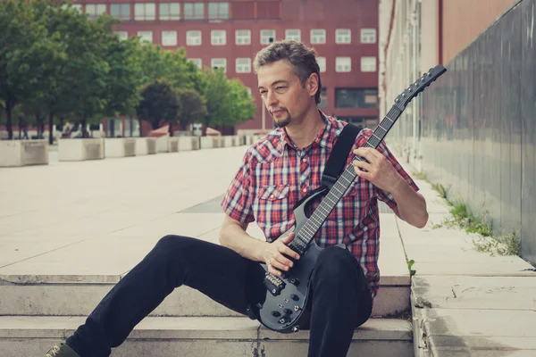 Człowiek w krótkim rękawem, gra gitara elektryczna — Zdjęcie stockowe