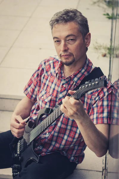 Homem de manga curta camisa tocando guitarra elétrica — Fotografia de Stock