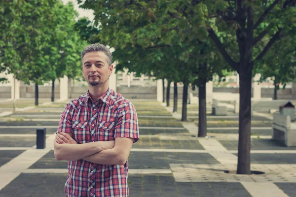 Man in short sleeve shirt standing in the street — Stock Photo, Image