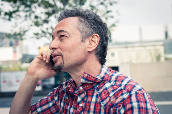 Man in short sleeve shirt talking on phone — Stock Photo, Image