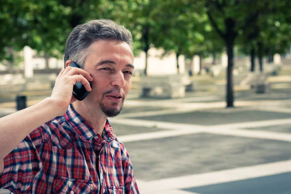 Człowiek w krótkim rękawem koszuli rozmowy na telefon — Zdjęcie stockowe