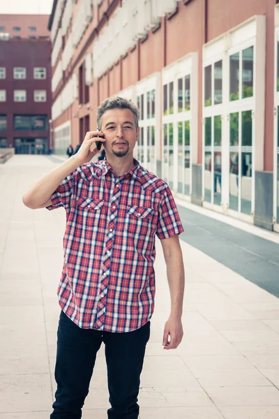 Man in korte mouw shirt praten over telefoon — Stockfoto