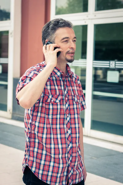 Uomo in camicia manica corta che parla al telefono — Foto Stock