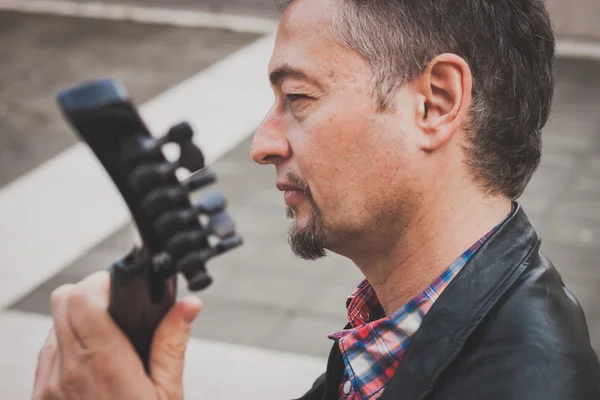 Portrait d'un homme jouant de la guitare électrique — Photo