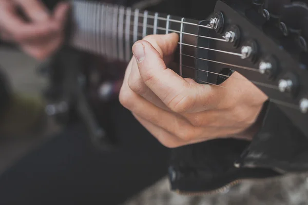 Detail prsty hrát elektrická kytara — Stock fotografie